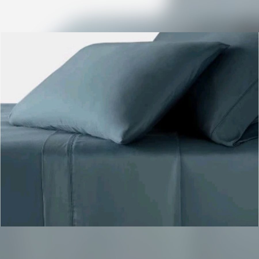 Blue sateen sheet set with pillowcases